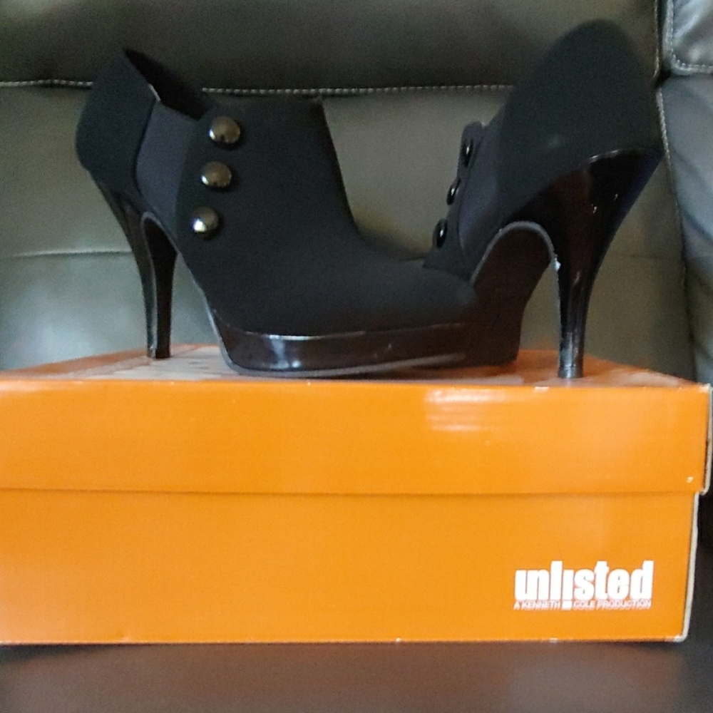 Black heel booties